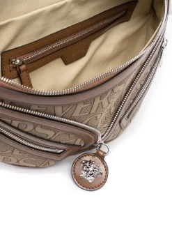 Hombre Versace Riñonera Con Estampado Versace Allover 11 Hombre Versace Riñonera Con Estampado Versace Allover -Masculina Moda Tienda 20066524 50178804 1000